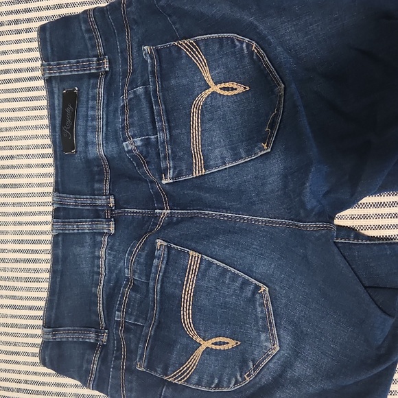 Royalty For Me - Women's Wannabettabutt Mid-Rise Capri - Picture 5 of 6